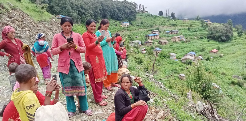 टावरको सिग्नल खोज्दै बारेकोटका स्थानीय